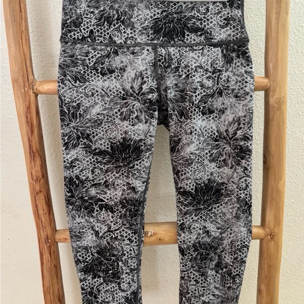 Lululemon athletica Black & White Floral-Print Leggings size 6